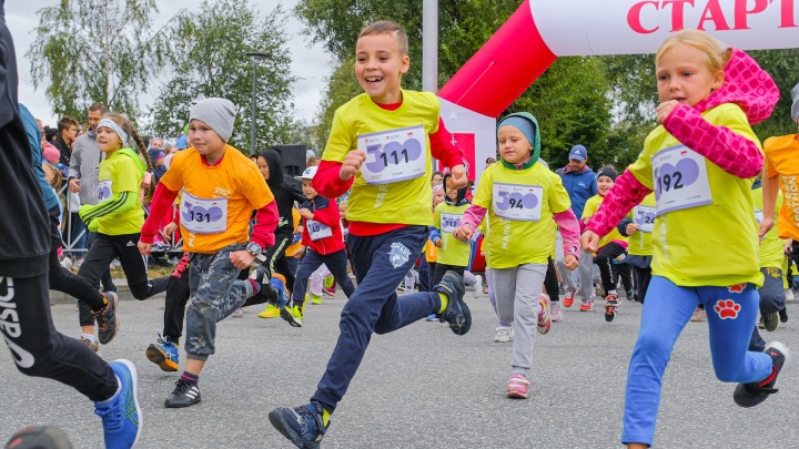 Яркие и улыбающиеся. Фоторепортаж с детских забегов на Пермском марафоне — 2022