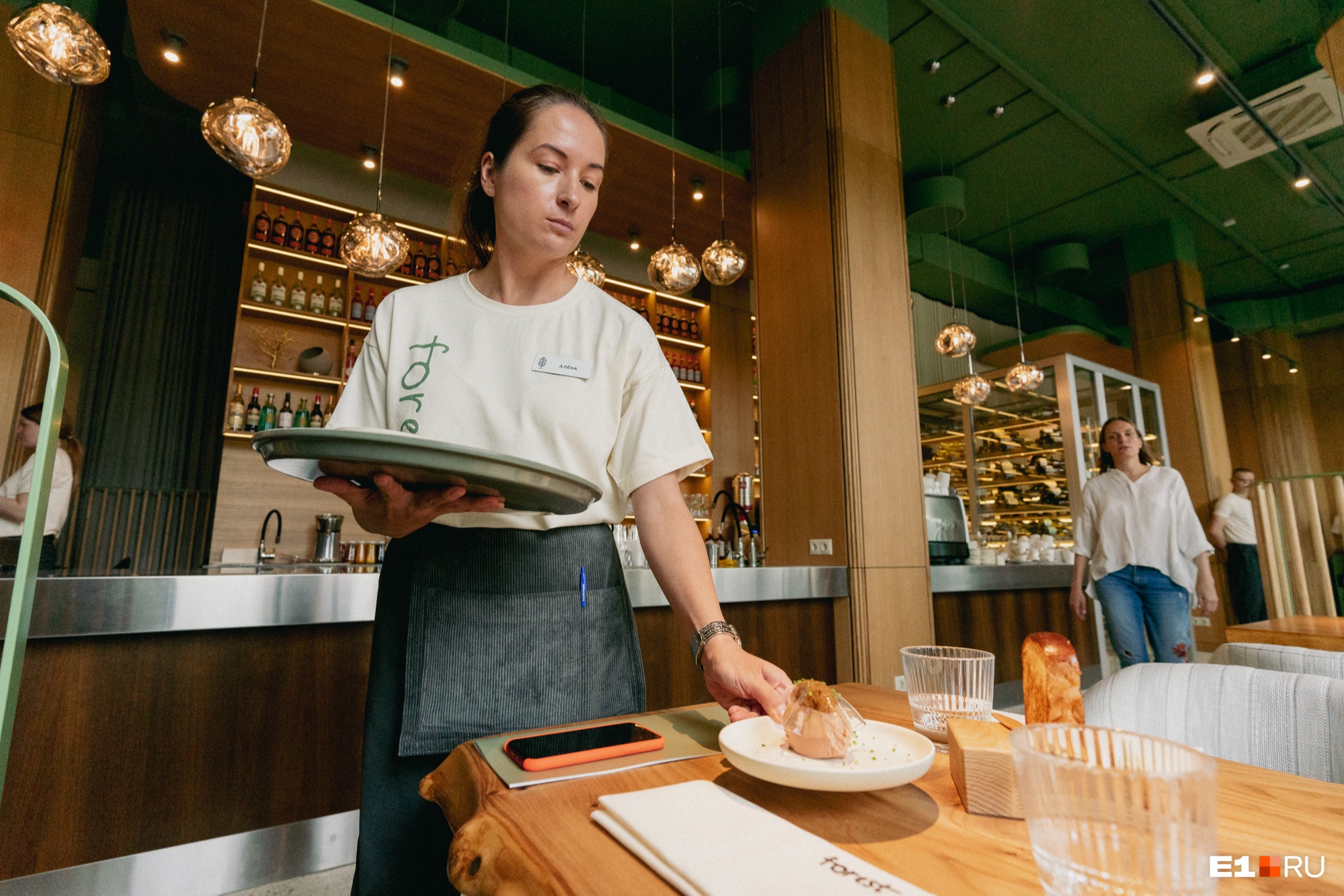 Владельцы «Хмели Сунели» открыли новый ресторан на набережной Исети. Чем там кормят?