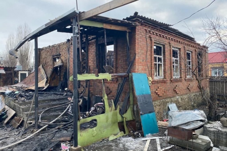 На месте пожара также работает зампрокурора Ростовской области