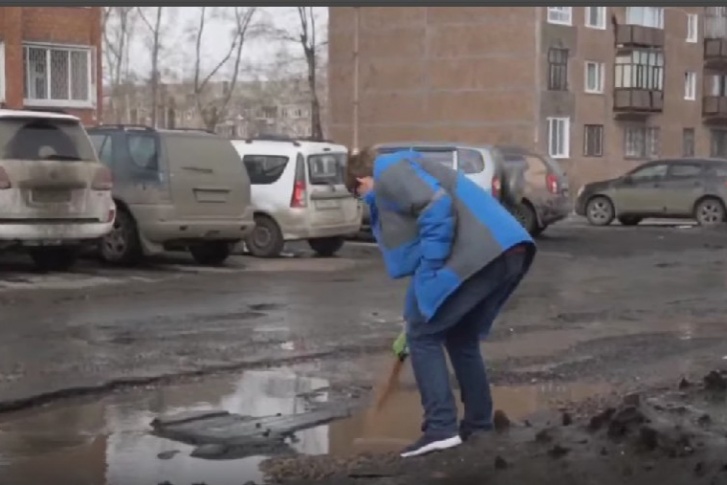 Братчанин снял шуточный ролик, где попытался «заделать» яму на дороге гречкой