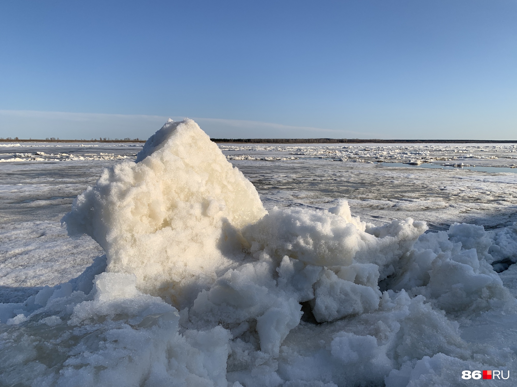 Крупные куски льда буквально выталкивает на берег