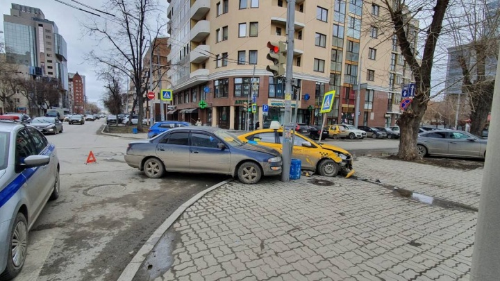 Машины отбросило на светофор и дорожный знак: в ДТП на улице Белинского пострадала пассажирка такси
