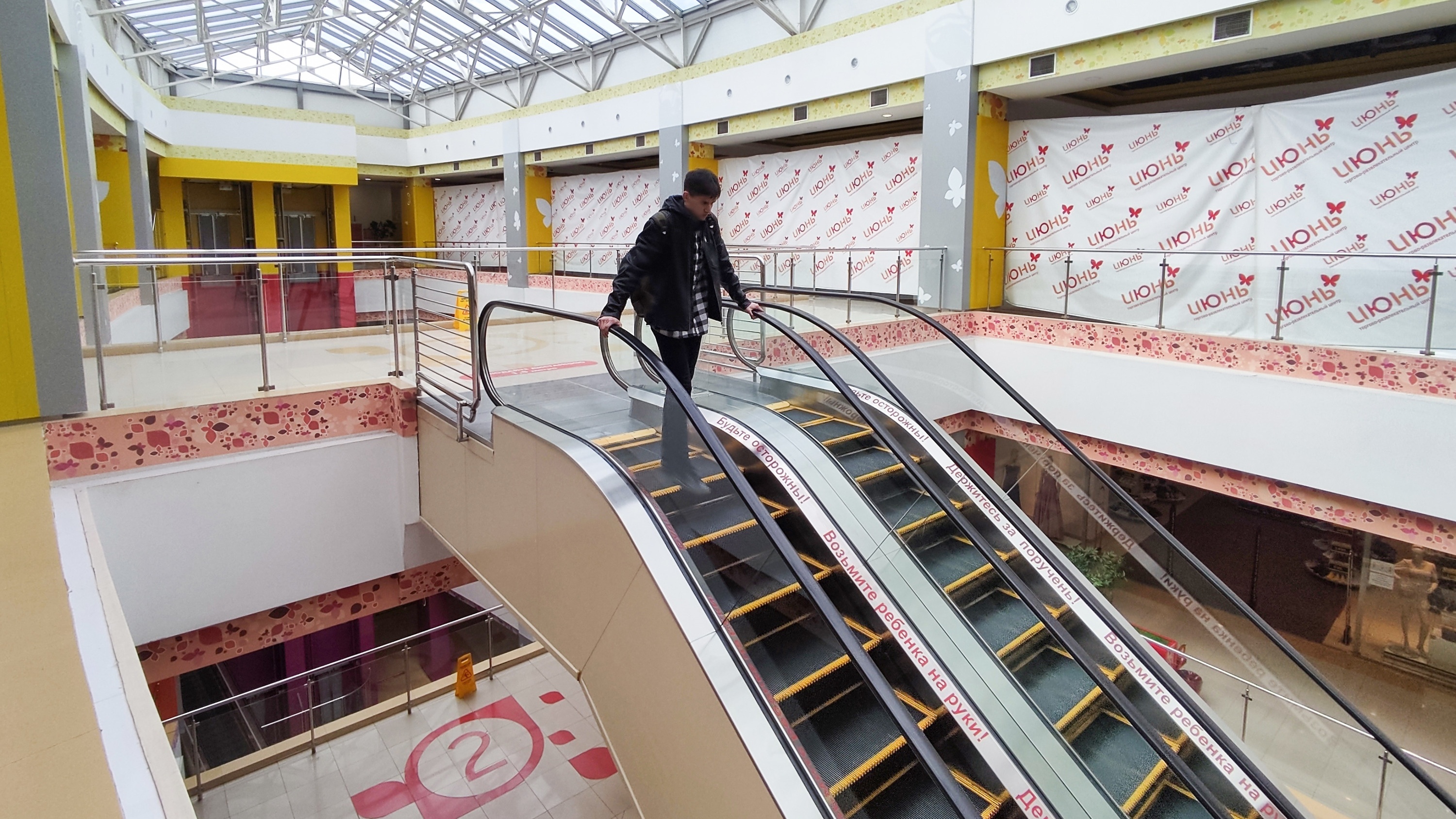 Безлюдно и удручающе: смотрим на самый пустой торговый центр Уфы. Тысячи квадратов простаивают уже несколько лет