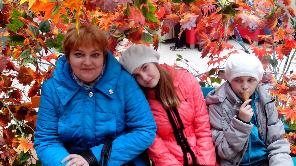 Катя (справа) с мамой и старшей сестрой Анжеликой