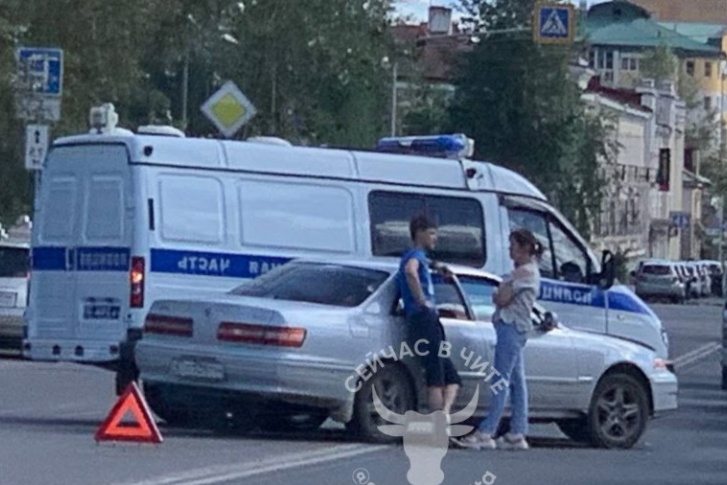 На перекрестке Чкалова и Полины Осипенко в Чите произошло ДТП с машиной полиции