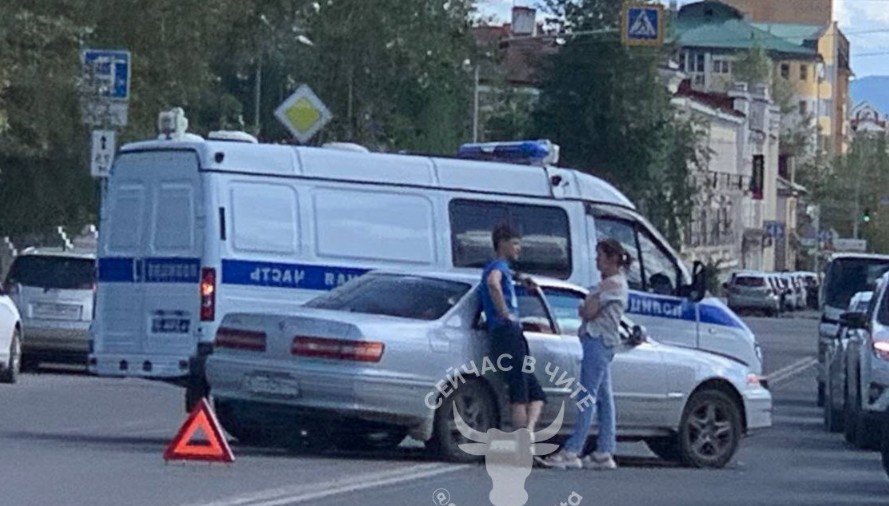 Полицейская машина и «Марк» столкнулись в Чите