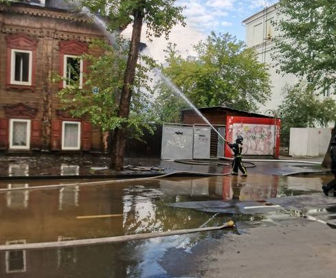 Деревянный дом-памятник XIX века загорелся в Иркутске, жильцы успели эвакуироваться