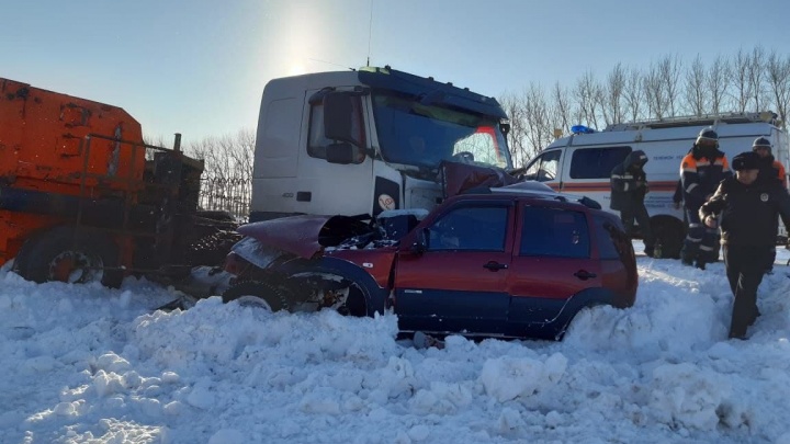 Машину просто смяло: на трассе в Башкирии Chevrolet Niva столкнулась с фурой, водитель скончался
