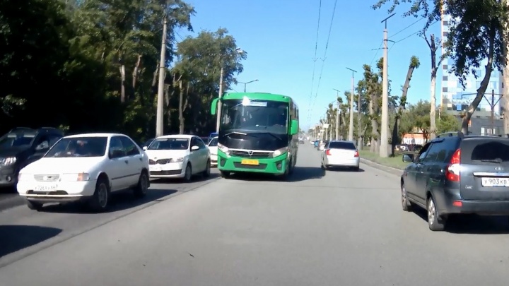 В Екатеринбурге наглец на автобусе вырулил на встречку, чтобы объехать пробку