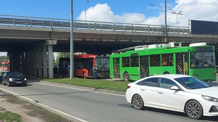 В Казани автобус влетел в троллейбус. В ДТП пострадал четырехлетний ребенок