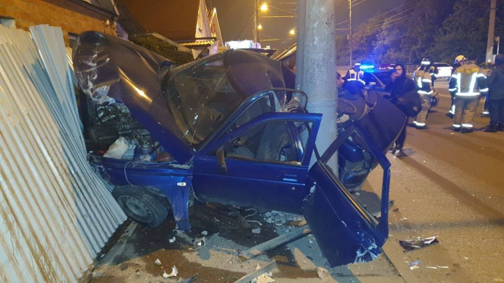 Пьяный водитель врезался в столб на улице Сормовской в Краснодаре, погибла 21-летняя пассажирка