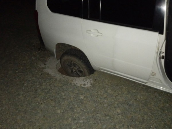 Автомобиль провалился колесом в открытый люк в Чите
