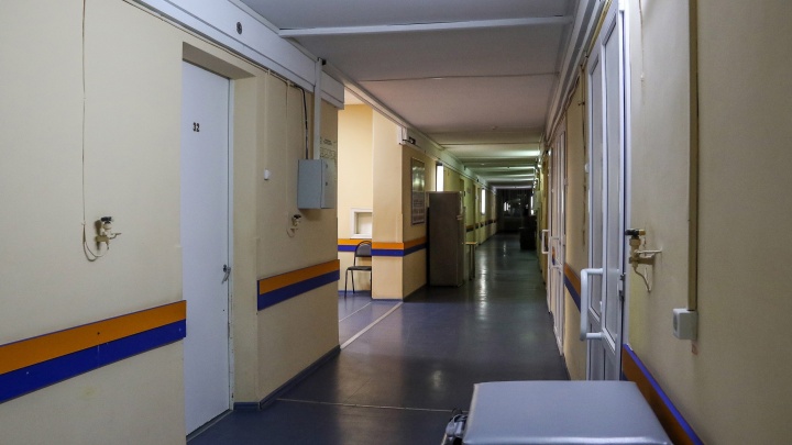 Врачи госпитализировали женщину, родившую в коллекторе в Дзержинске, в перинатальный центр