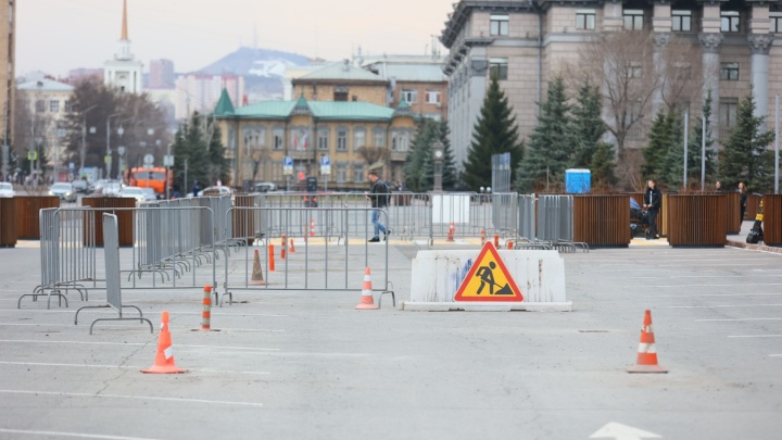 В центре Красноярска из-за репетиции парада перекрыли дороги. Пробки уже появились