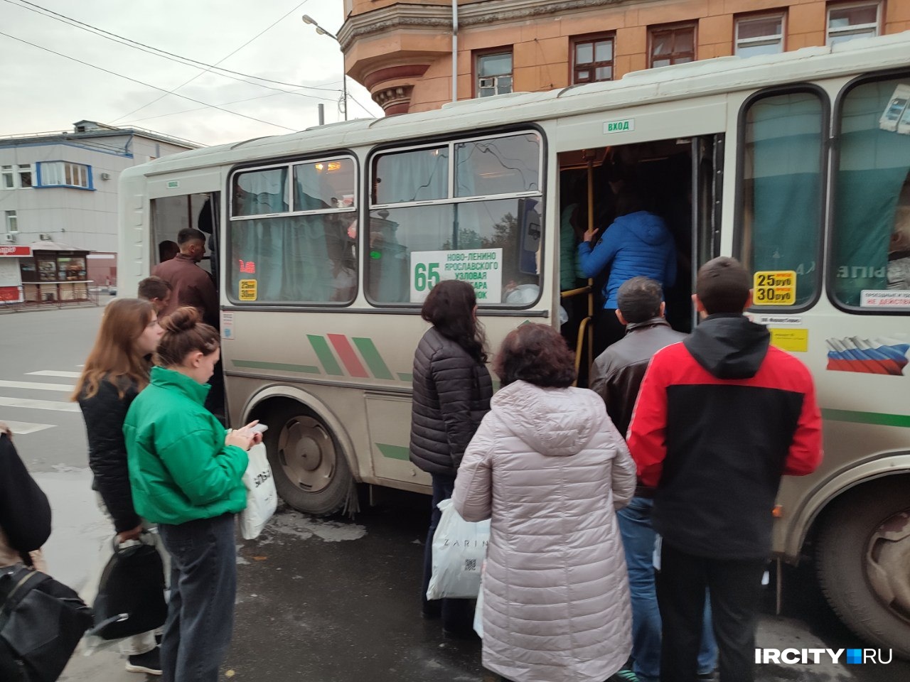«Надо будет — на крышу посажу»: считаем пассажиров иркутских автобусов по головам