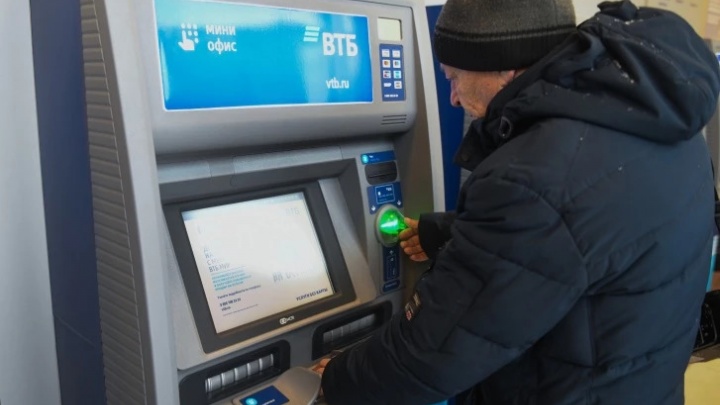 «Это аферы работников!» Екатеринбуржцы устроили жаркий спор о мошенничестве с банковскими картами