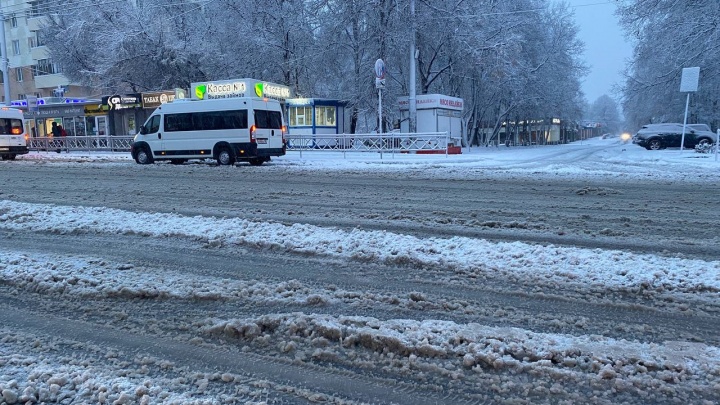 Сюрпризы погоды: из-за потепления снег на дорогах Уфы превратился в кашу