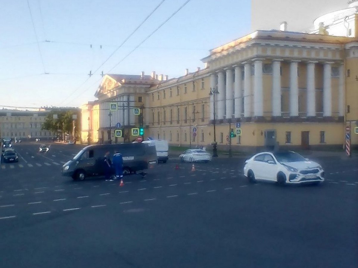 Женщину сбило насмерть такси в центре Петербурга