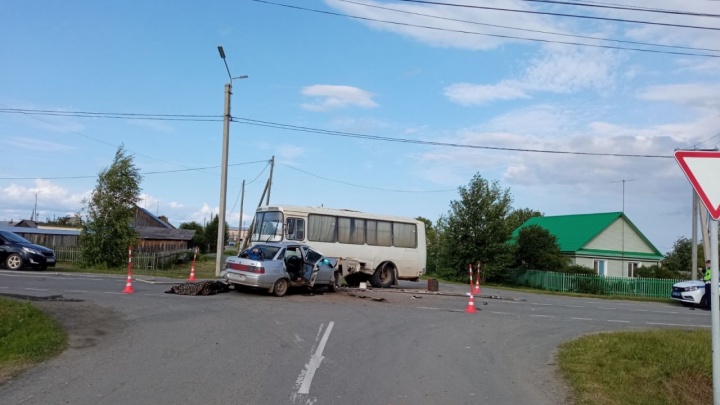 Легковушка врезалась в автобус в тюменском селе — двое погибли