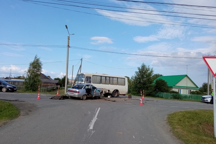 Автобус, врезавшийся в отечественную легковушку, ехал без пассажиров Автобус, врезавшийся в отечественную легковушку, ехал без пассажиров