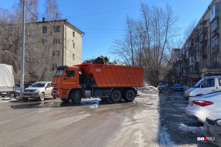 Вывозить снег с дорог Сургута будут до <nobr class="_">24 апреля</nobr> Вывозить снег с дорог Сургута будут до <nobr class="_">24 апреля</nobr>