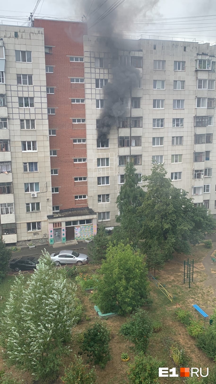 В девятиэтажке на Эльмаше загорелась квартира. Пожарные спасли трех человек