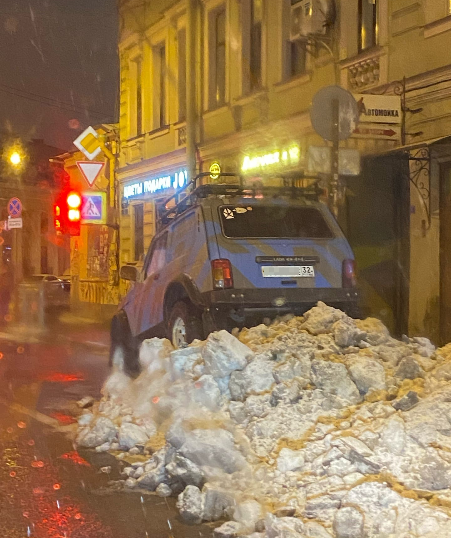 Нива» в Петербурге показала высший класс парковки на сугробе | 21.02.2022 |  Санкт-Петербург - БезФормата