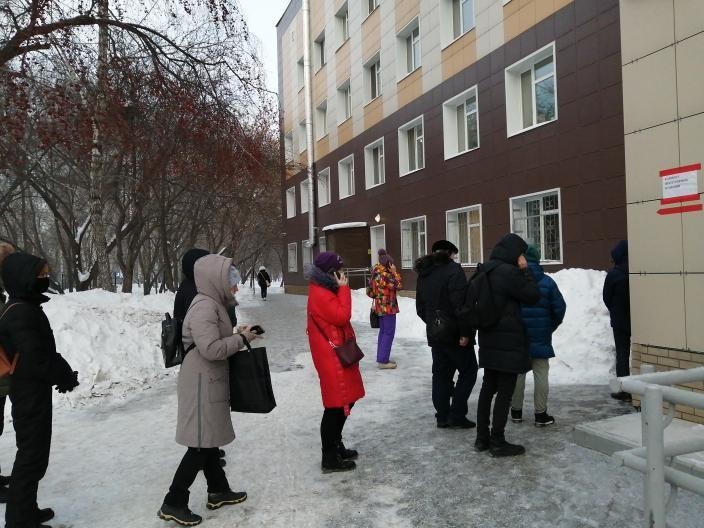 «Начинаются крики, конфликты». Екатеринбург толпится в огромных очередях в больницы и поликлиники