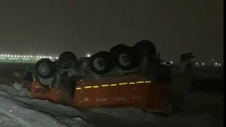 На трассе у Полевского снегоуборочная машина опрокинулась в кювет