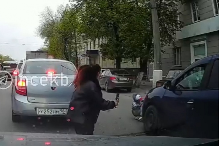 Судя по видео, под машину попал маленький мальчик Судя по видео, под машину попал маленький мальчик