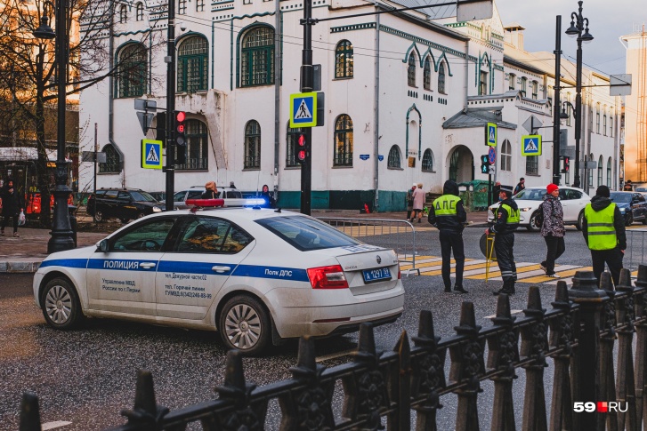 Сотрудники ДПС будут дежурить по периметрам перекрываемых участков улиц Сотрудники ДПС будут дежурить по периметрам перекрываемых участков улиц