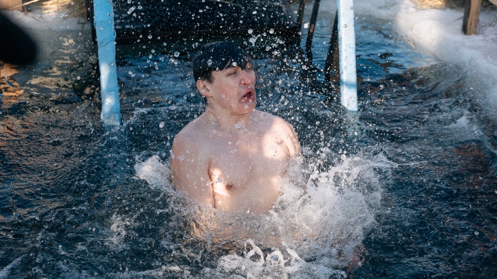 Красотки в купальниках и неподдельные эмоции: 30 ярких фото из крещенских купелей в Кемерове