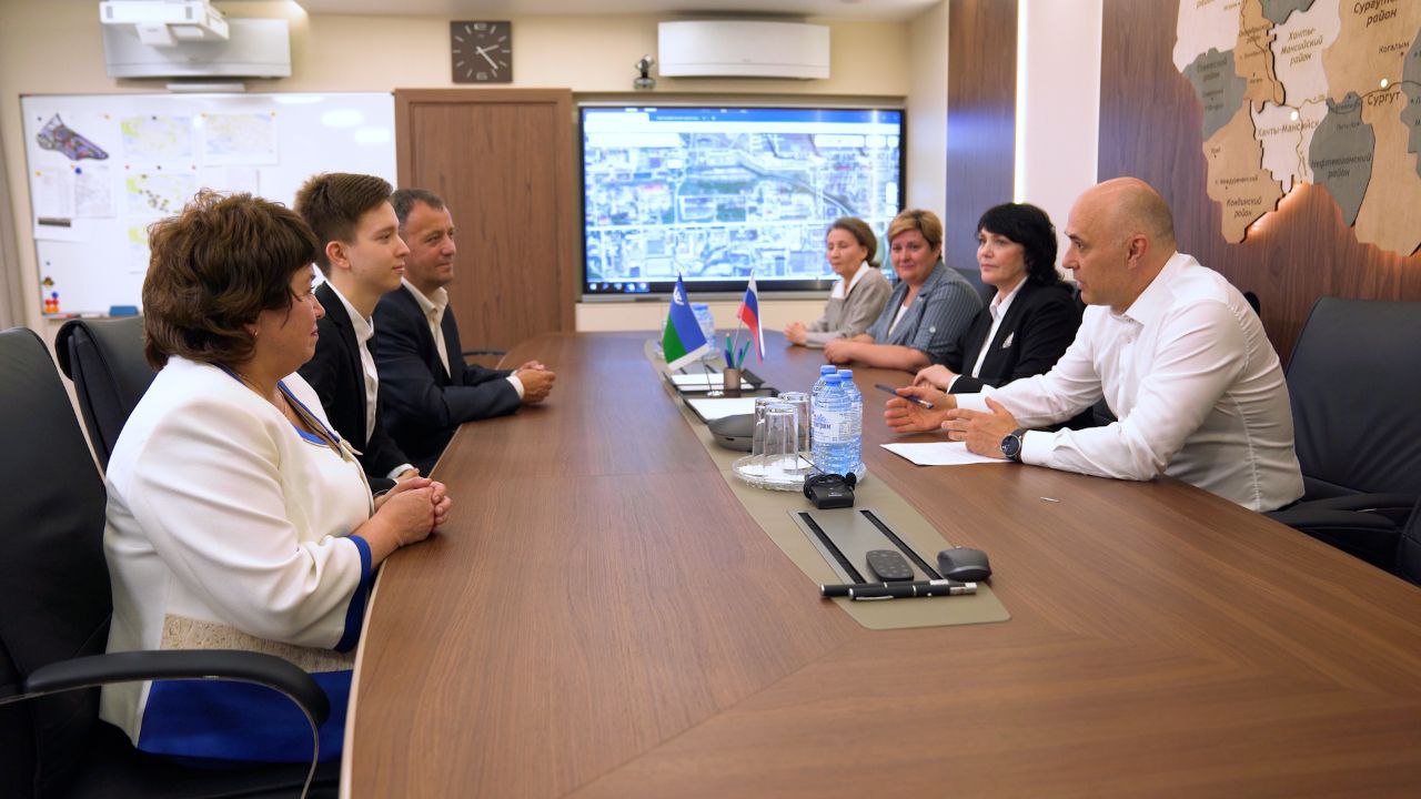Наиля также поздравила директор департамента образования администрации города Ирина Замятина