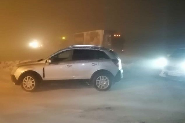 КАМАЗы с ковшами вытаскивают автомобили КАМАЗы с ковшами вытаскивают автомобили