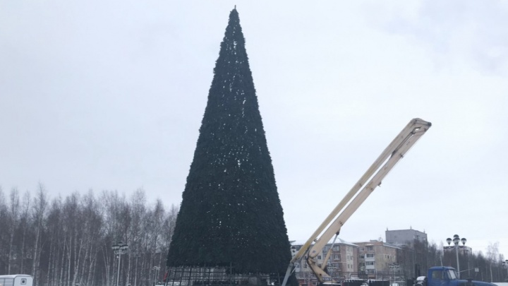 На центральной площади Нижневартовска завершился монтаж главной новогодней елки. Украшения тоже готовы
