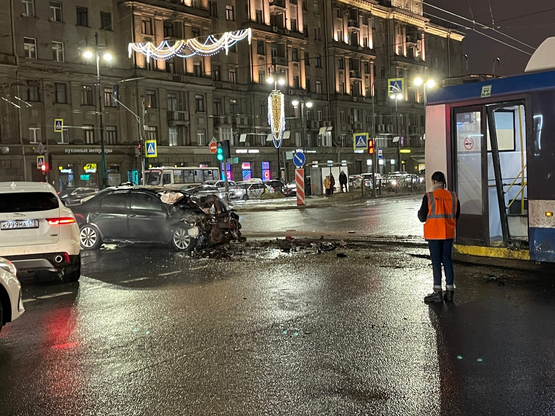 На перекрестке Московского проспекта и Кузнецовской улицы столкнулись  легковушка и троллейбус. Троих госпитализировали | 13.01.2022 |  Санкт-Петербург - БезФормата