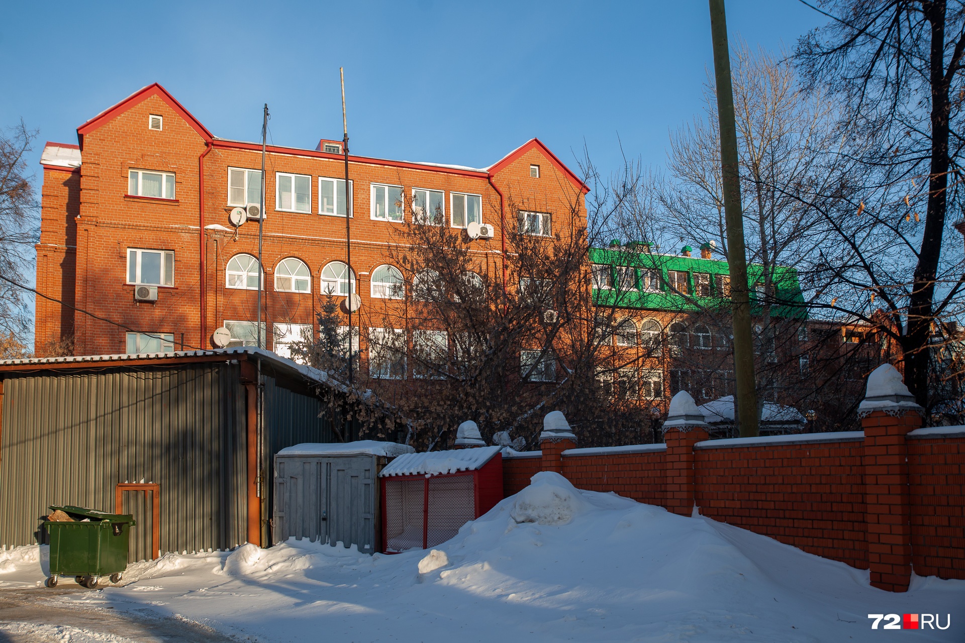 Идем дальше. Это Хохрякова, 4/2 с непривычного ракурса. В этой четырехэтажке всего 8 квартир. Заселять их начали в 1999 году Идем дальше. Это Хохрякова, 4/2 с непривычного ракурса. В этой четырехэтажке всего 8 квартир. Заселять их начали в 1999 году