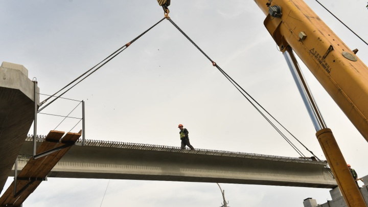 На месте будущей мегаразвязки возле «Калины» уложили первую балку нового моста