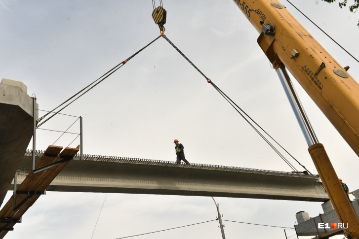 Строители уложили первую балку будущего автомобильного моста