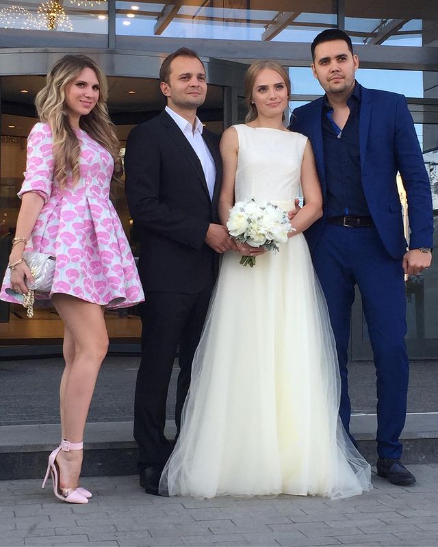 В 2017 году он женился на Оксане