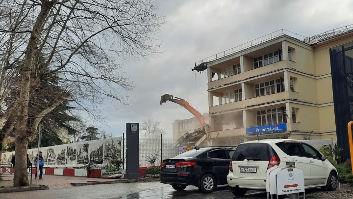Реконструкция, реставрация или слом? Общественность Сочи возмутилась сносом гостиницы «Приморская»
