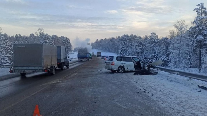 Водитель минивэна погибла в столкновении с двумя грузовиками под Красноярском