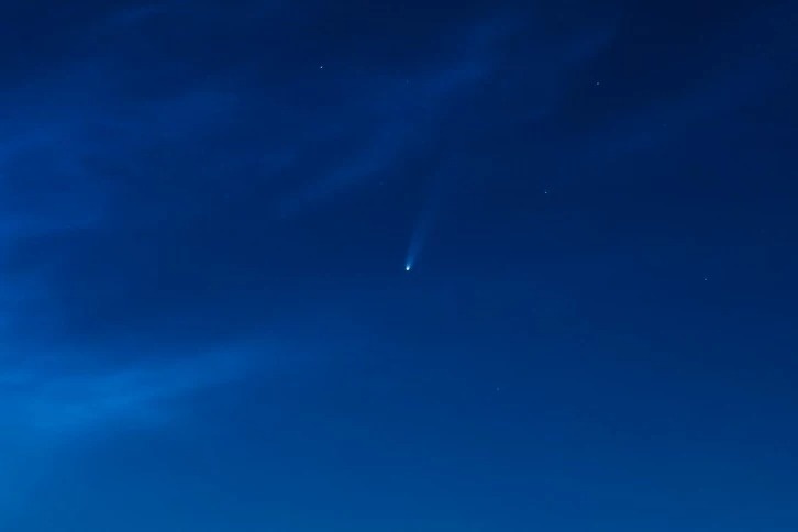 Это — фото кометы Neowise, которую летом прошлого года можно было увидеть над Екатеринбургом невооруженным глазом Это — фото кометы Neowise, которую летом прошлого года можно было увидеть над Екатеринбургом невооруженным глазом