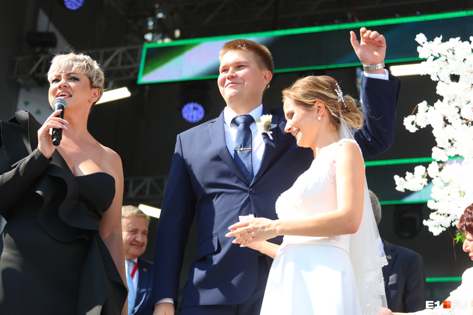 Вперед — в небо. Пара бортпроводников из «Уральских авиалиний» выиграла миллион на «Городской свадьбе»