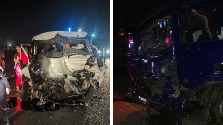 Два человека погибли в Новороссийске, где микроавтобус врезался в грузовик