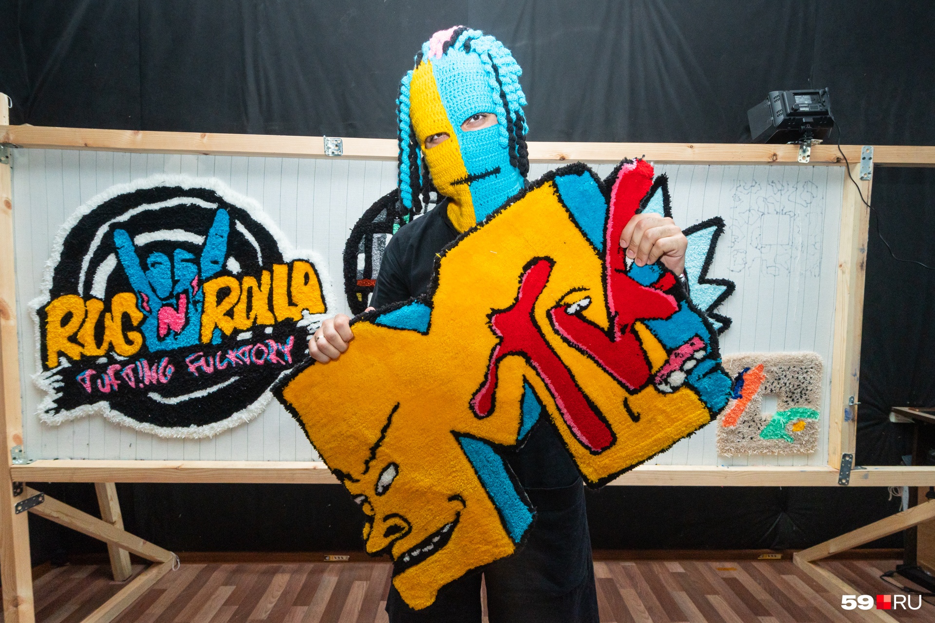 Ковер в форме логотипа MTV — одна из первых работ Rug’n’Rolla Ковер в форме логотипа MTV — одна из первых работ Rug’n’Rolla
