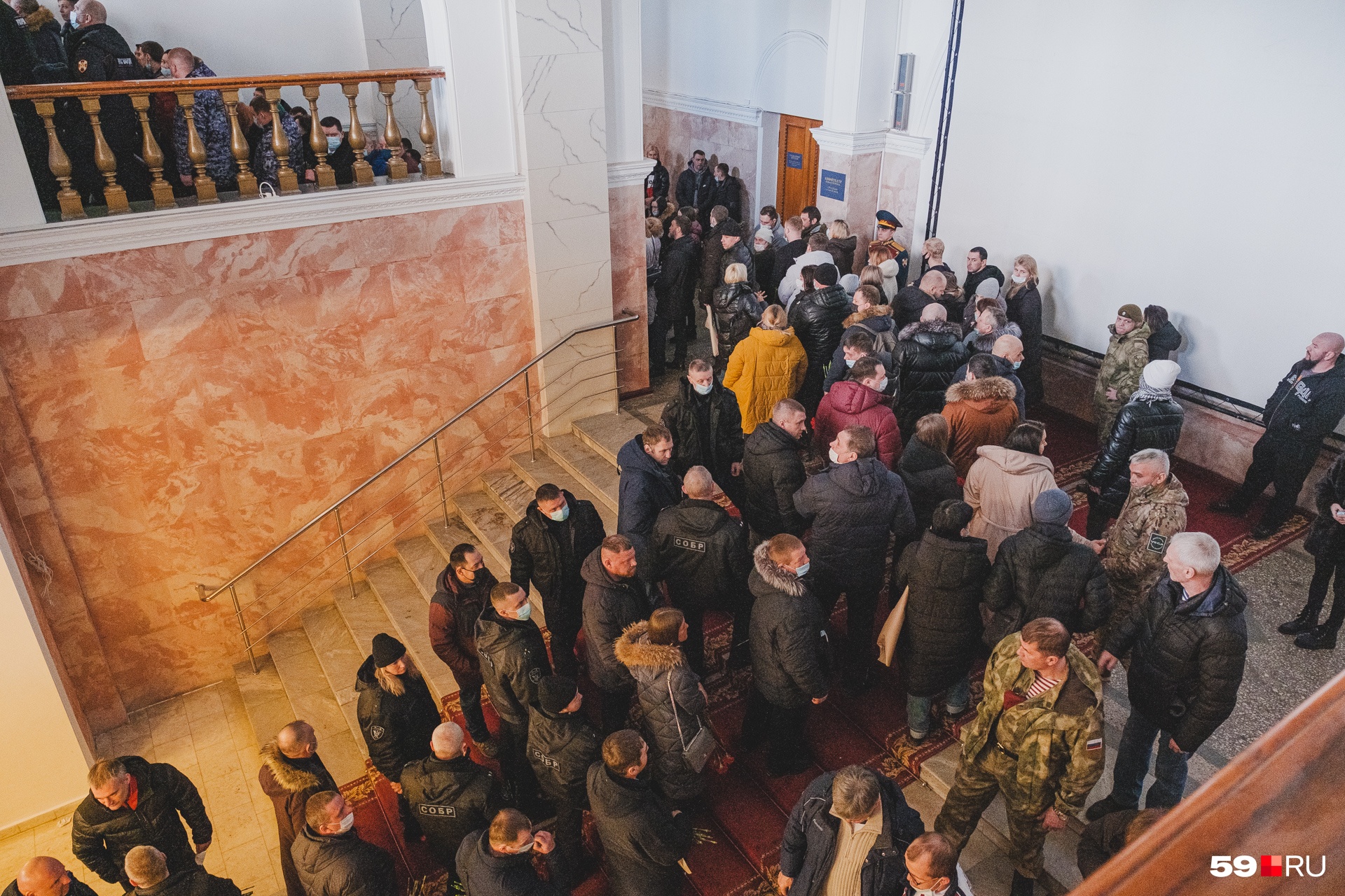 Люди шли в ДК толпами Люди шли в ДК толпами