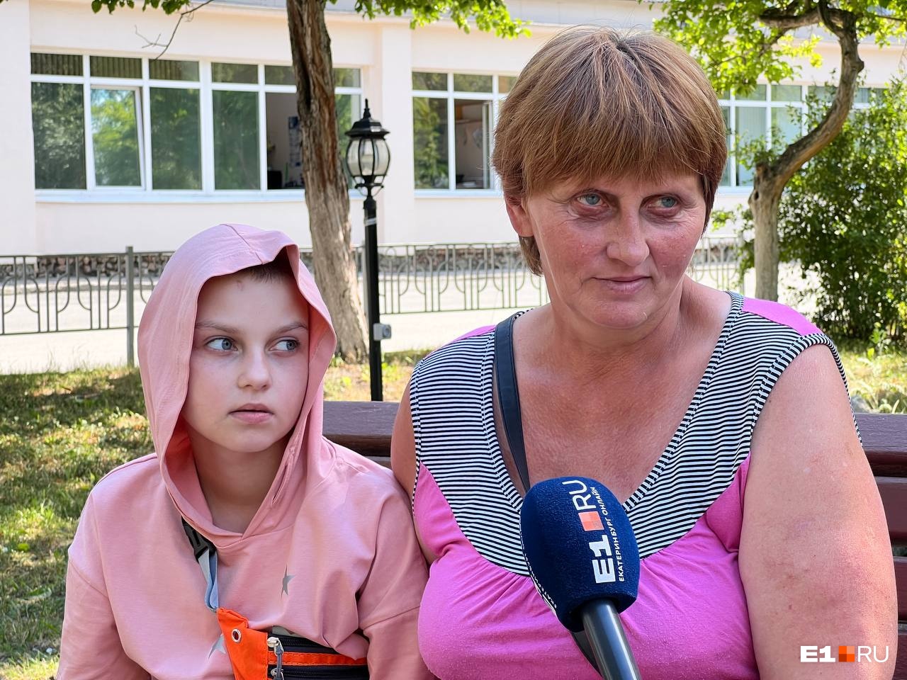 В больнице девочке отстригли волосы. Из-за стеснения она не снимает капюшона В больнице девочке отстригли волосы. Из-за стеснения она не снимает капюшона