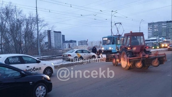 В Екатеринбурге хитрый таксист решил обойти всех и проехать по трамвайным рельсам, но застрял в снегу