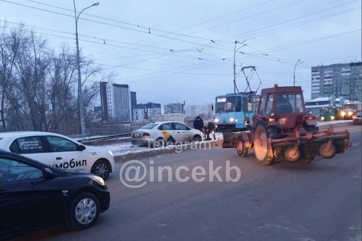 Такси застряло на Малышевском мосту